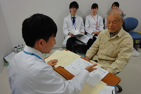 学生と模擬患者さんとの実習風景