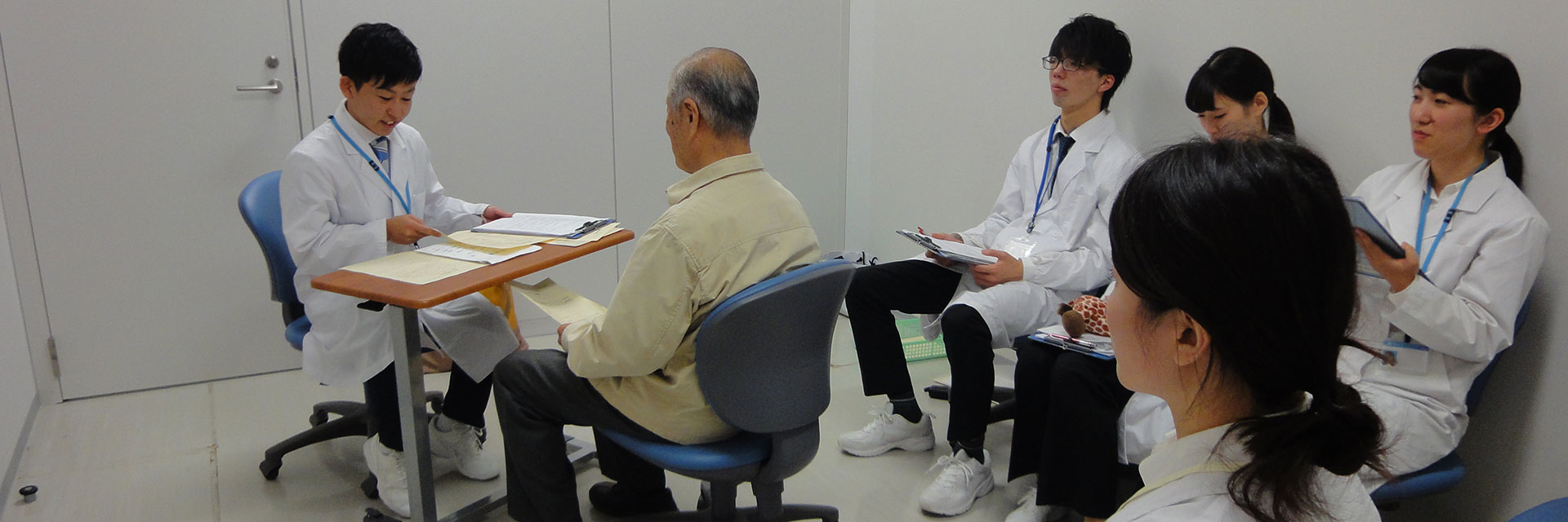 模擬患者さんと学生の実習風景